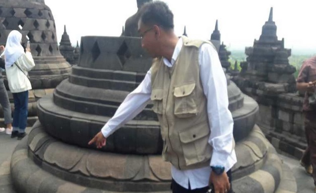 Stupa Candi Borobudur Dipenuhi Ribuan Bekas Permen Karet