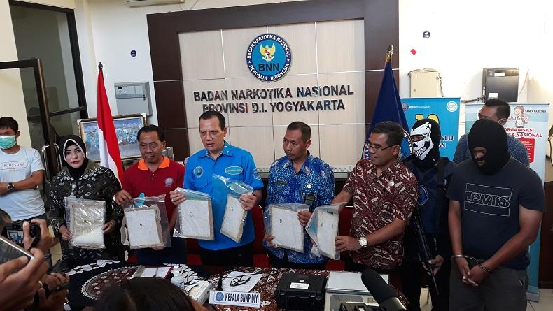 BNNP DIY Tangkap Kurir Narkoba Asal Aceh yang Bawa 1 Kilogram Sabu