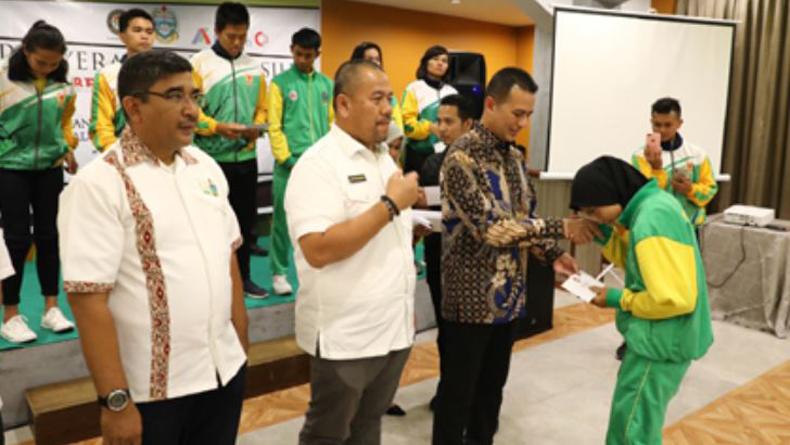 Musa Rajekshah Berikan Tali Asih kepada Atlet Taekwondo Sumut yang Berprestasi