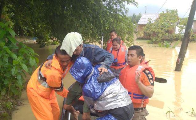 Dramatis, Evakuasi Penderita Lumpuh yang Terjebak Banjir di Beringin Medan
