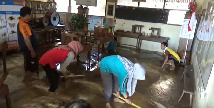 Terendam Banjir, Sekolah di Ponorogo Liburkan Murid untuk Bersihkan Sisa Lumpur