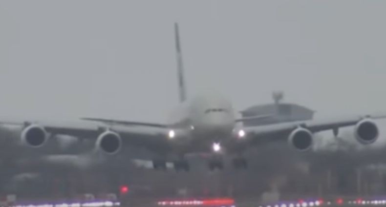 Viral, Pilot Etihad Daratkan Pesawat Airbus A380 Nyaris Vertikal akibat Terjangan Badai