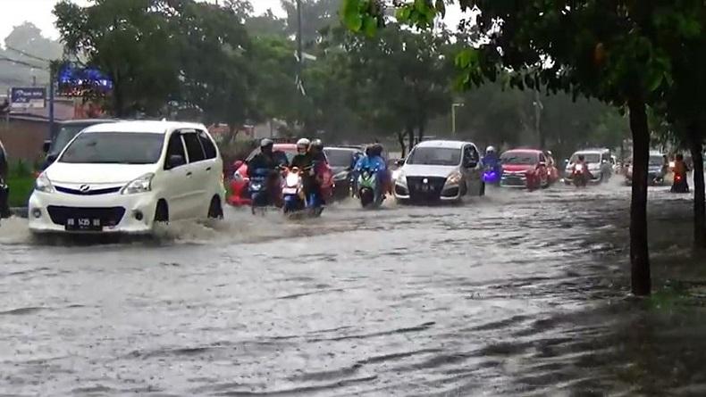 Hujan Deras, Sejumlah Jalan Utama di Makassar Terendam Banjir