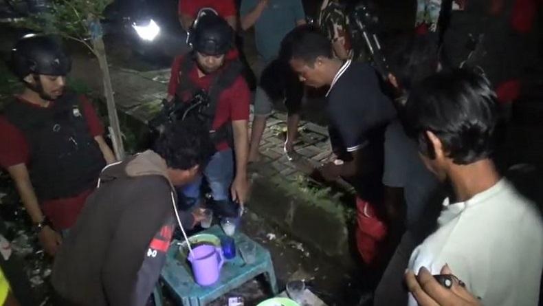 Dibubarkan Polisi, Remaja Mabuk Miras di Makassar Kabur Panjat Tembok Rumah Warga