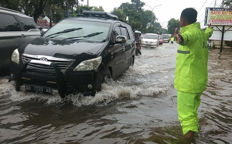 Jalur Pantura Pekalongan Terendam Banjir 50 Cm, Kemacetan Capai 3 Km