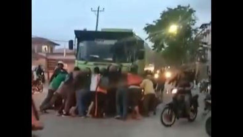 Viral Evakuasi Dramatis Kakak Adik di Medan Masuk Kolong Truk dalam Posisi Berpelukan