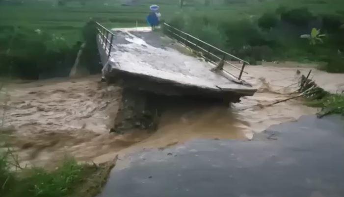 Diterjang Arus Sungai yang Deras, Jembatan Penghubung Desa di Panawangan Ciamis Ambruk