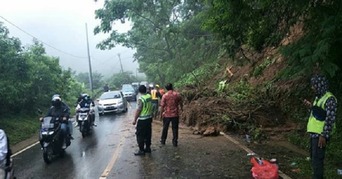 Longsor di Jalan Singaraja – Bedugul, Arus Lalu Lintas Terganggu   