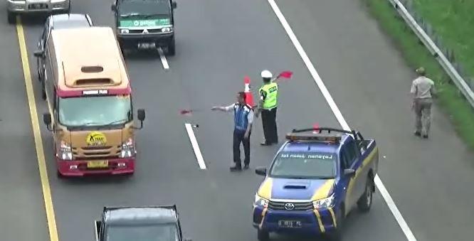 Dampak Longsor di Tepi Tol Cipularang, Contraflow Diberlakukan di Sekitar KM 118