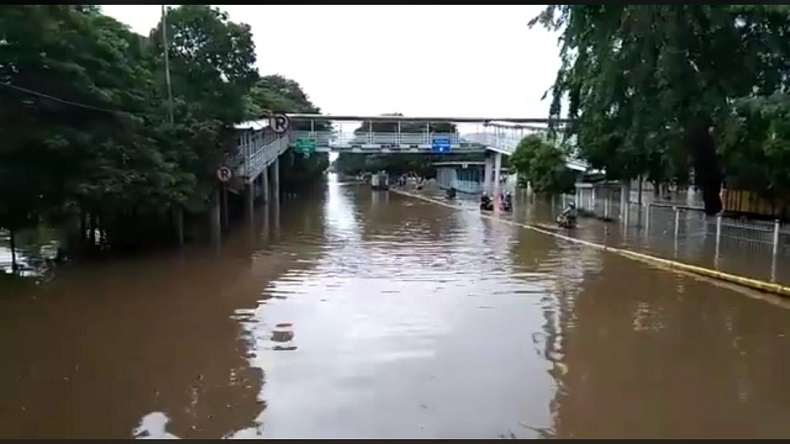 Jakarta Banjir, Sejumlah Ruas Jalan belum Bisa Dilalui