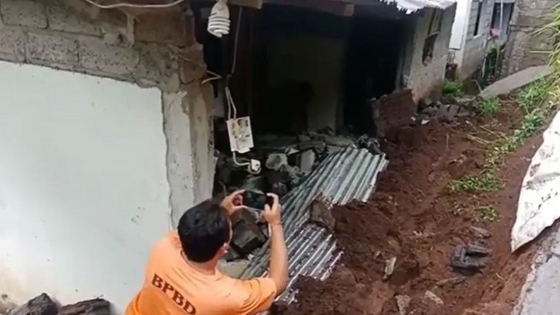 Hujan Deras, Tebing 4 Meter di Buleleng Longsor dan Timpa Rumah Warga