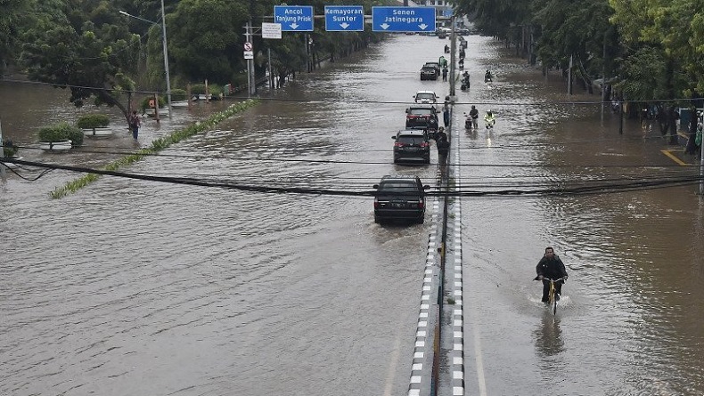 Pemotor Tewas usai Hantam Lubang Tertutup Genangan di Jalan Majapahit