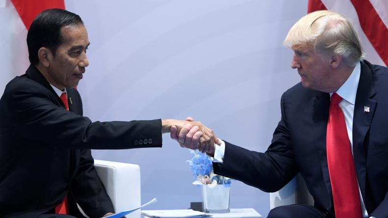 Jokowi dan Trump Bahas Kerja Sama Alkes via Telepon
