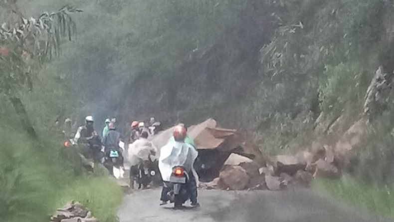 Longsor Batu Besar di Garut, Jalan Raya Cikajang-Pameungpeuk Tak Bisa Dilewati