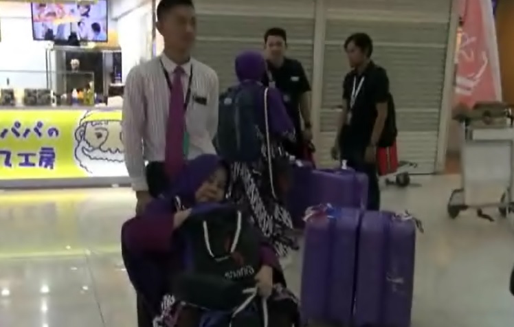 Sempat Transit di Singapura, Jemaah Umrah Jatim Kembali ke Bandara Juanda