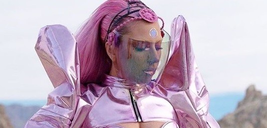 Keren, Lady Gaga Pakai Karya Desainer Indonesia Rinaldy Yunardi