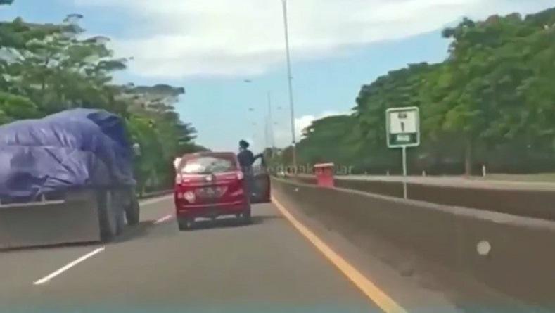 Viral, Atraksi Pengemudi Mobil di Jalan Tol Makassar Bikin Polisi Geleng-Geleng Kepala