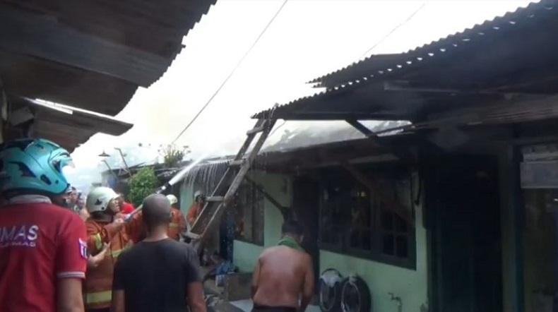 Kebakaran di Kompleks Asrama TNI Kodam V Brawijaya, Warga Berhamburan Keluar