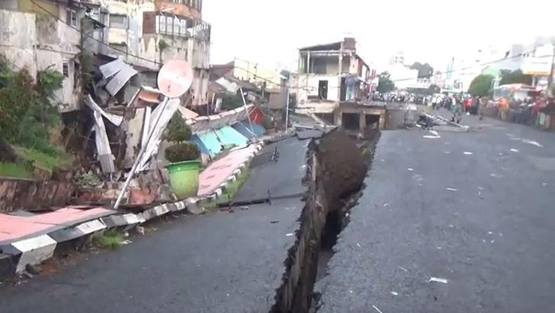 7 Ruko di Jember Roboh Diterjang Arus Kali Jompo, Jalan Sultan Agung Terbelah Dua