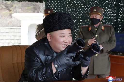 Tersenyum Lebar, Kim Jong Un Pantau Peluncuran Artileri Jarak Jauh Korut