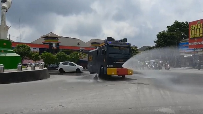Hilangkan Abu Erupsi Merapi, Polres Boyolali Semprot Jalan dengan Water Canon
