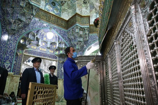 Tolak Peringatan Virus Korona dengan Jilat Kuil Suci, 2 Pria Iran Terancam Hukum Cambuk