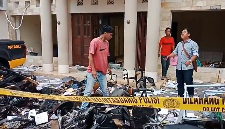 Bentrok Susulan, Massa Driver Ojol di Sleman Rusak dan Bakar Kantor Leasing
