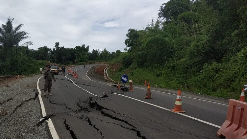 Jalan Lingkar Timur Waduk Jatigede di Sumedang Retak Sepanjang 50 Meter