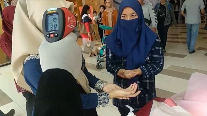 Pengunjung Mal di Palembang Dicek Suhu dan Diminta Pakai Antiseptik