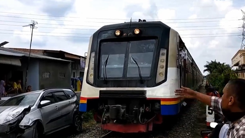Mobil Ditabrak Kereta Api di Binjai, Enam Penumpang Luka Berat