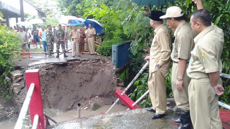 Diterjang Banjir, Jembatan Songgolono di Bantul Ambruk