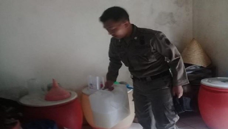 Satpol PP Gelar Razia Miras di Warung Kopi, Penjual dan Pembeli Didata