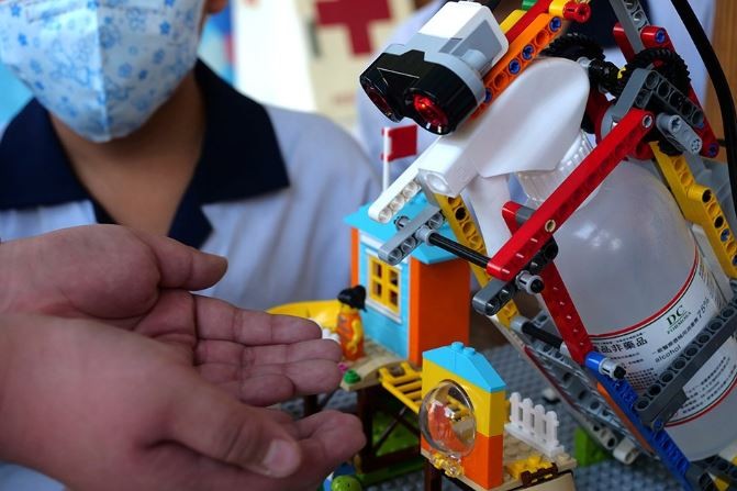 Keren, Siswa Taiwan Lawan Korona dengan Robot dari Lego Berbentuk Dispenser Isi Alkohol