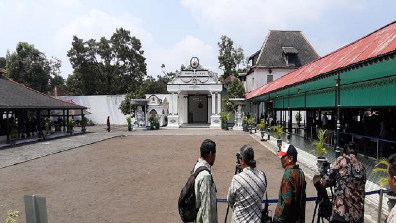 Sri Sultan HB X Kenakan Pakaian Jawa Sambut Raja dan Ratu Belanda