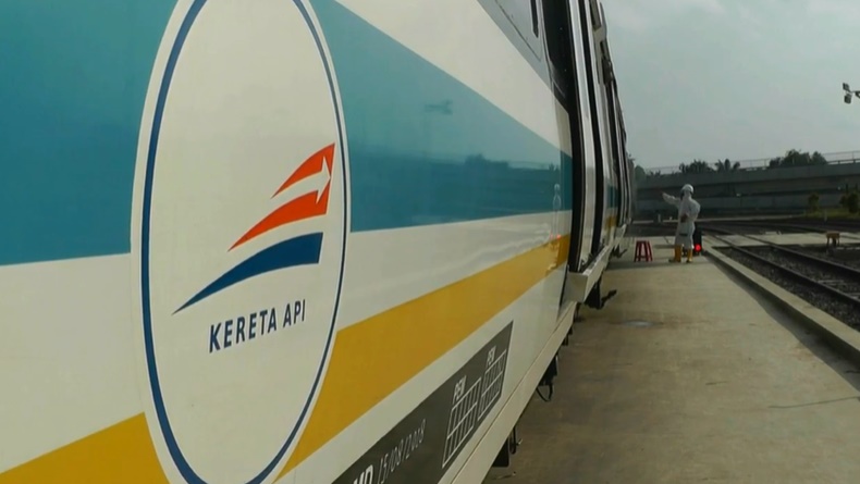 Tangkal Wabah Korona, Gerbong LRT Palembang Disemprot Disinfektan