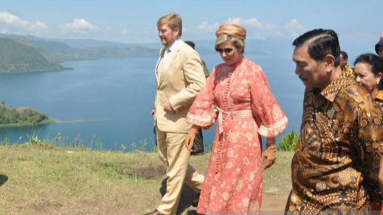 Tiba di Danau Toba, Raja dan Ratu Belanda Langsung Foto-Foto