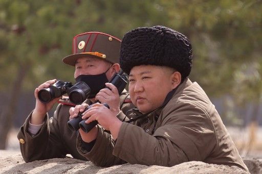 Say No to Mask! Kim Jong Un Pamer Pantau Latihan Militer Tanpa Masker di Tengah Wabah Korona