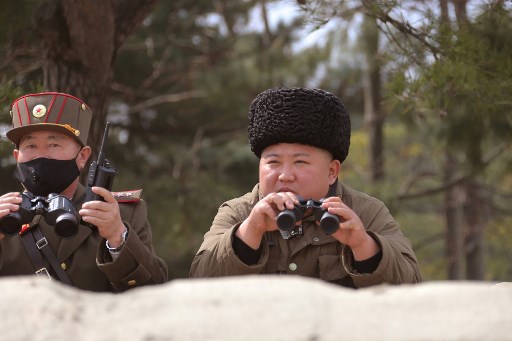 Pembelot Korut Sebut Kim Jong Un Terluka saat Pantau Peluncuran Rudal