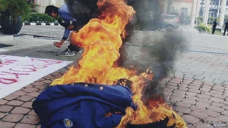Mahasiswa Bakar Jas Almamater saat Demo, Unesa Bentuk Tim Komisi Disiplin