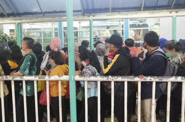 Penumpang Bus Transjakarta Menumpuk di Terminal Pinang Ranti