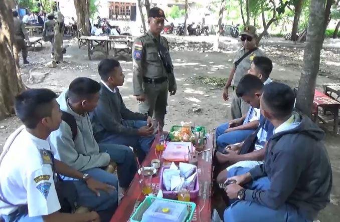 Antisipasi Korona, Satpol PP Ponorogo Bubarkan Pelajar yang Nongkrong di Warung