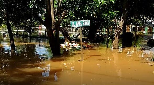 Terjebak Banjir, Pasien Covid-19 di Jatiasih Dievakuasi Pakai Perahu Karet