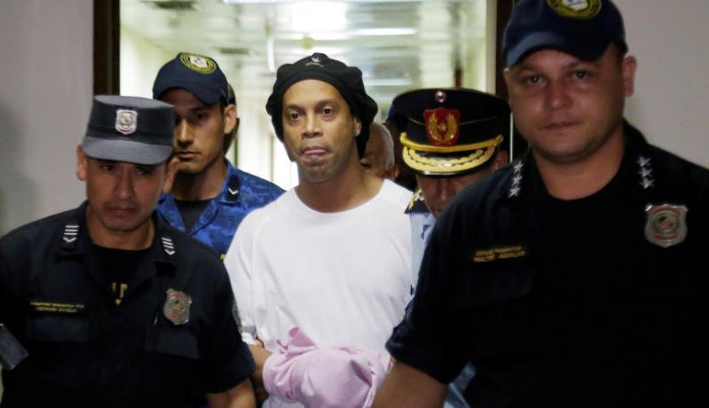 Ronaldinho Bakal Dibebaskan dari Status Tahanan Rumah