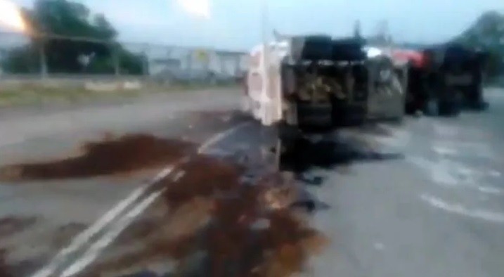Truk Tangki Pertamina Terguling Dekat Exit Tol JORR Kalimalang, BBM Mengucur