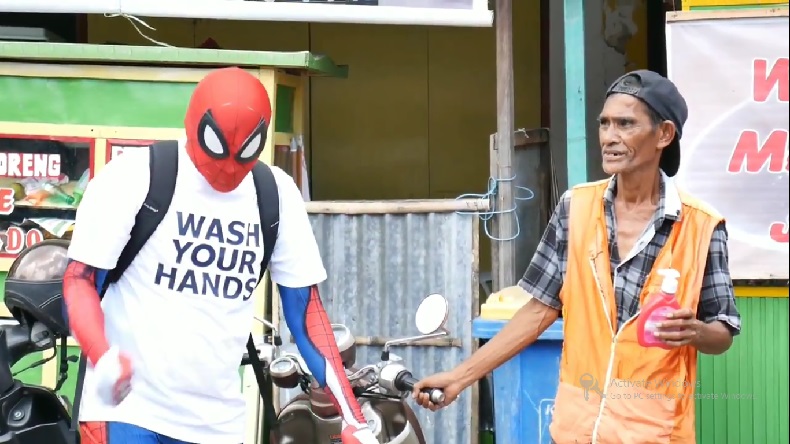 Spiderman Parepare Bagikan Antiseptik sambil Edukasi Warga Cara Mencuci Tangan