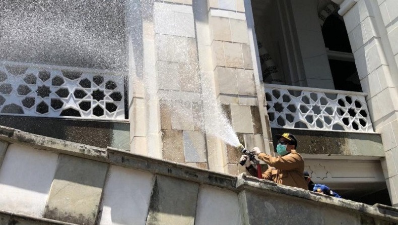 Cegah Penyebaran Virus Corona, Rumah Ibadah di Makassar Disemprot Disinfektan