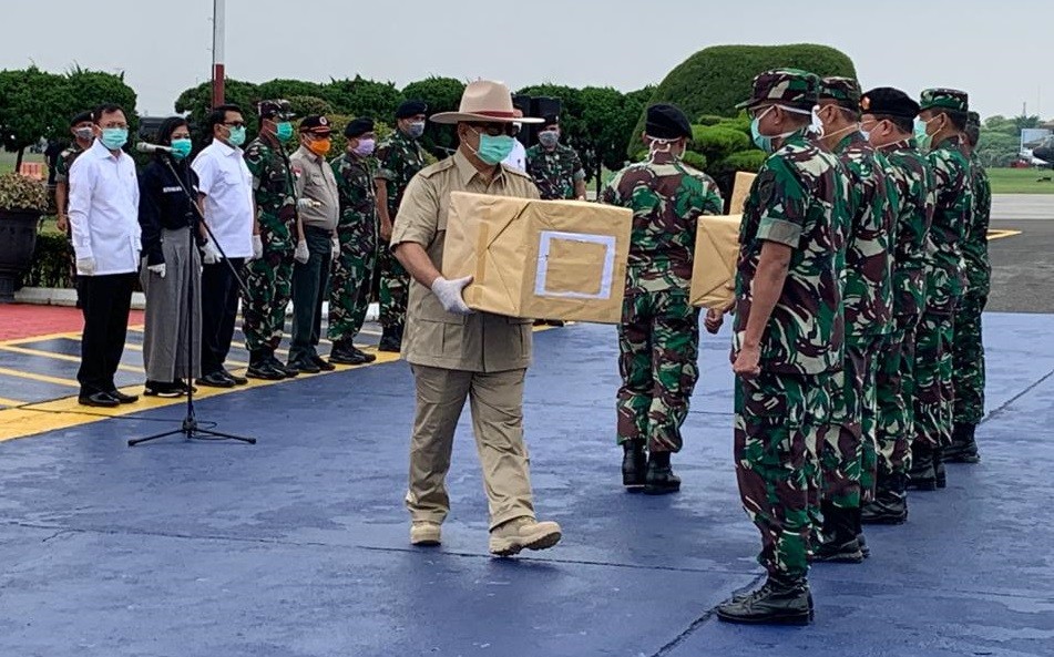 Prabowo Subianto Serahkan Alkes Bantuan China ke Gugus Tugas Covid-19