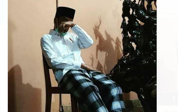 Viral Foto Jokowi Terduduk dan Tutupi Muka, Netizen Ramai-Ramai Mendoakan