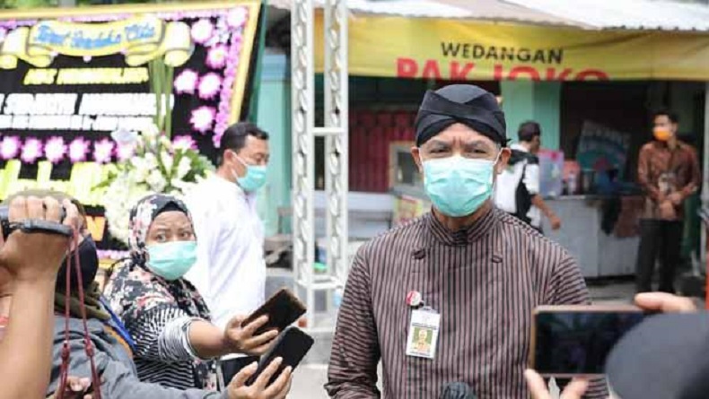 Ganjar Pranowo Hadir di Pemakaman Ibunda Jokowi
