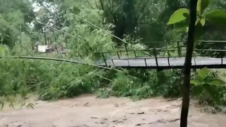 Diterjang Rumpun Bambu yang Hanyut saat Banjir, Jembatan di Ponorogo Terputus